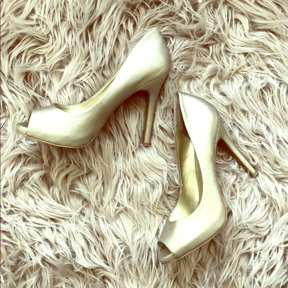 Gold Peek-a-boo heels - Picture 1 of 3